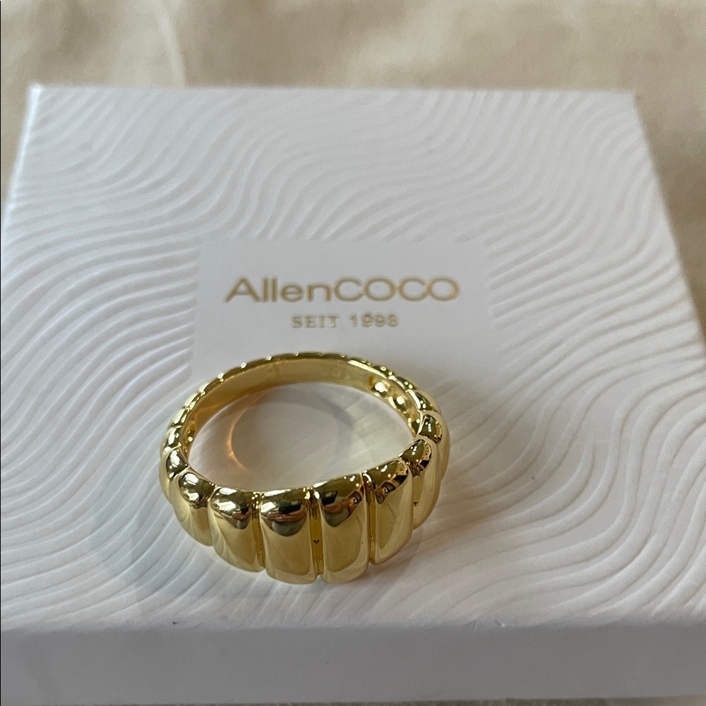Gold Ribbed Dome Women's Ring - Picture 5 of 9